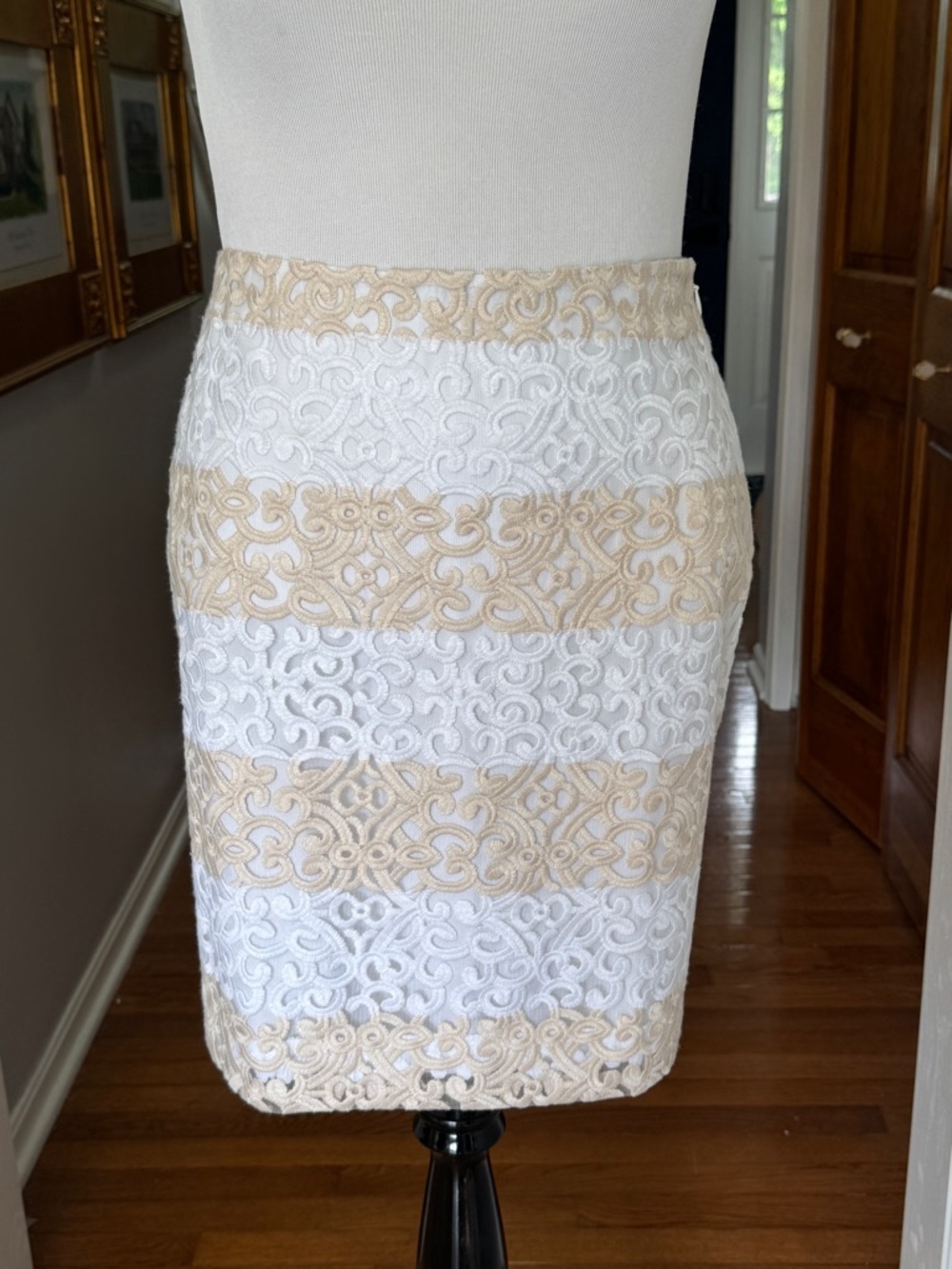 NWT WHITE HOUSE BLACK MARKET 8 STRIPED LACE PENCIL SKIRT WHITE TAN $110